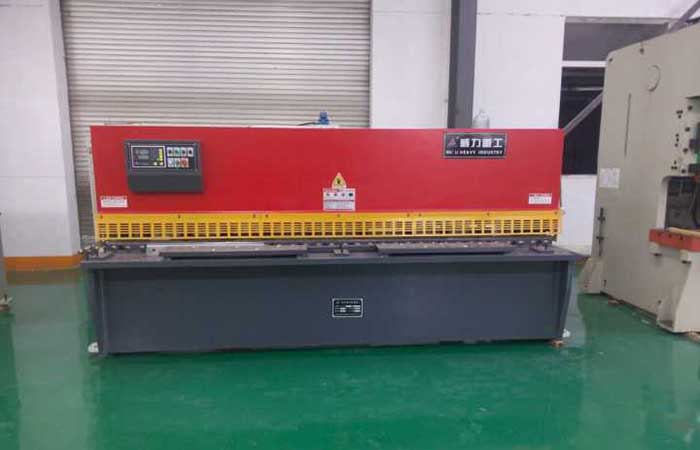 QC11Y-10×32000液壓剪板機(jī)，10個厚液壓閘式剪板機(jī)